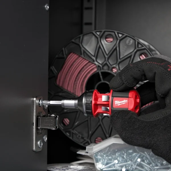 Milwaukee 8 in 1 Compact Ratcheting Multibit Screwdriver Live Action - 4932471868