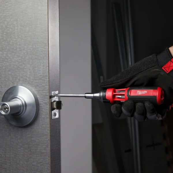 Milwaukee 9 In 1 Ratcheting Multibit Screwdriver Live Action 2 - 4932471598